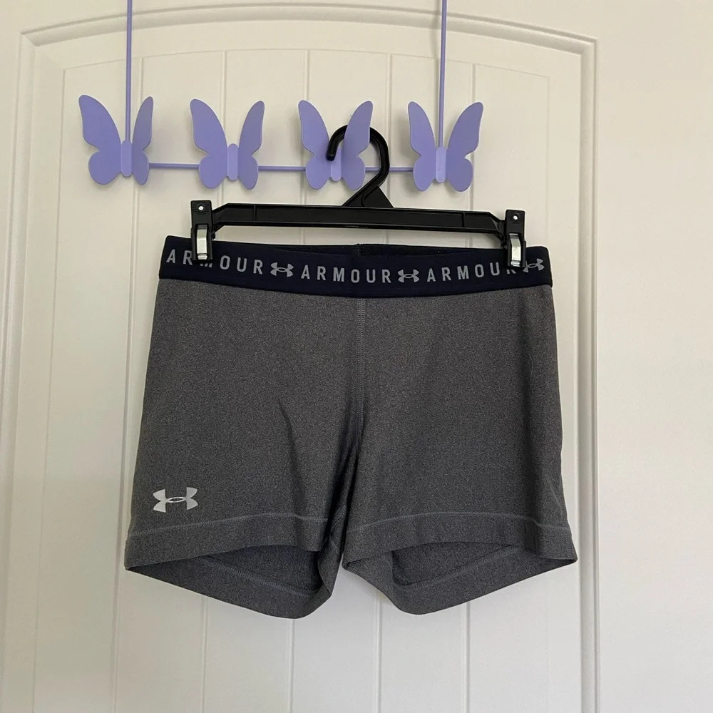 NWOT | Under Armour women’s gray compression shorts — medium